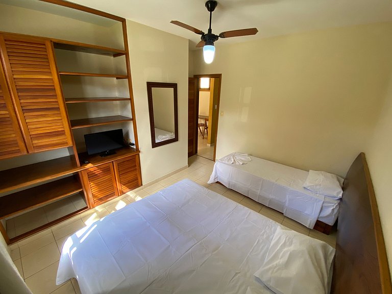 128 - quarto e sala a 100m da praia