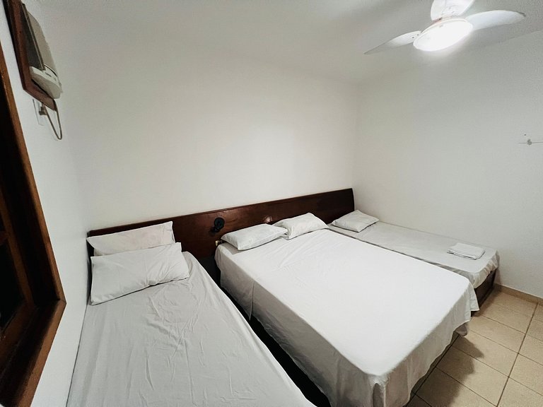 128 - quarto e sala a 100m da praia