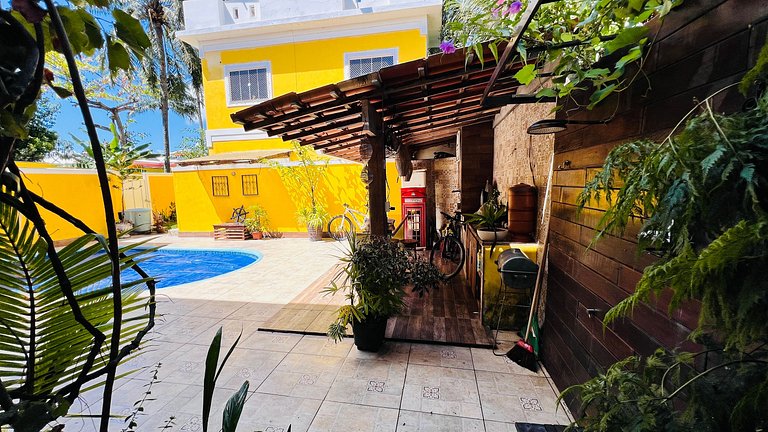 Casa com 4 suítes a 400 m da praia