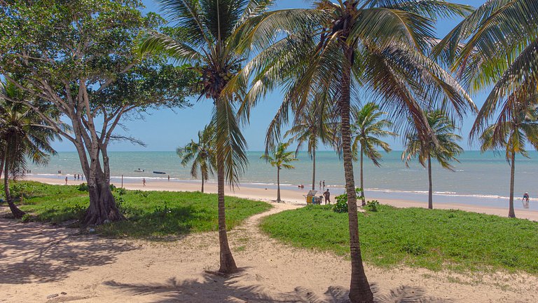 Casa individual com piscina apenas 100m da praia