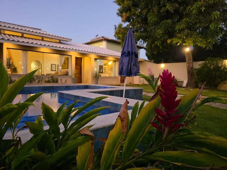 Casa individual com piscina apenas 100m da praia