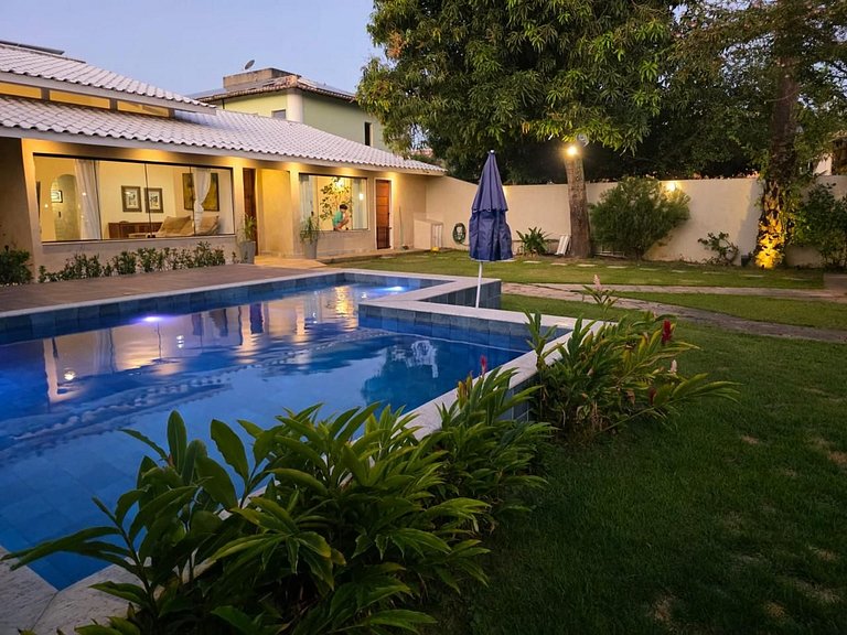 Casa individual com piscina apenas 100m da praia