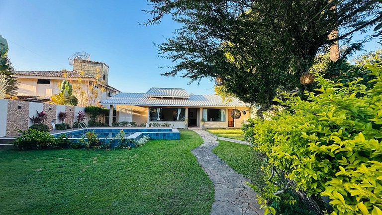 Casa individual com piscina apenas 100m da praia