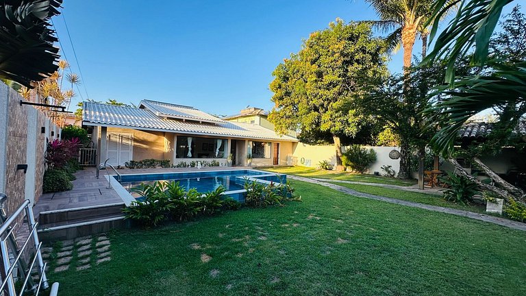 Casa individual com piscina apenas 100m da praia