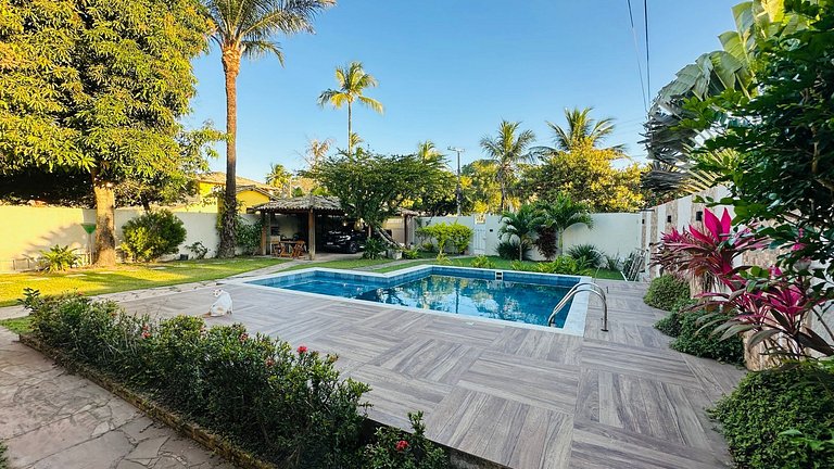 Casa individual com piscina apenas 100m da praia