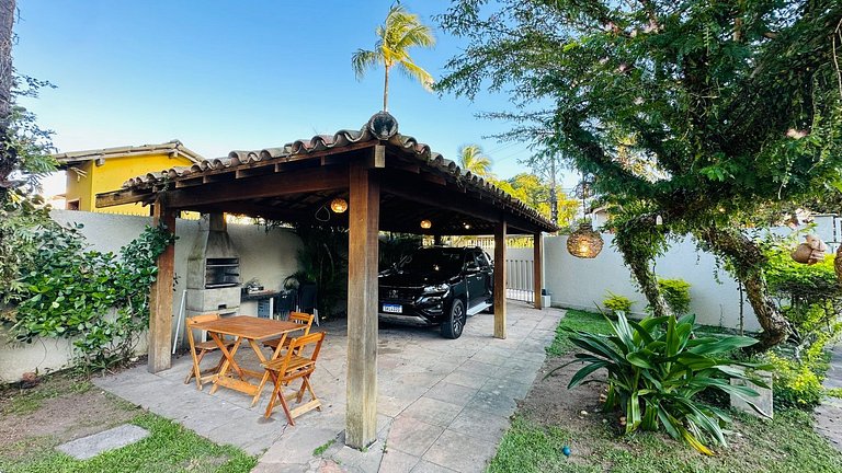 Casa individual com piscina apenas 100m da praia