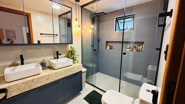 Casa individual com piscina apenas 100m da praia