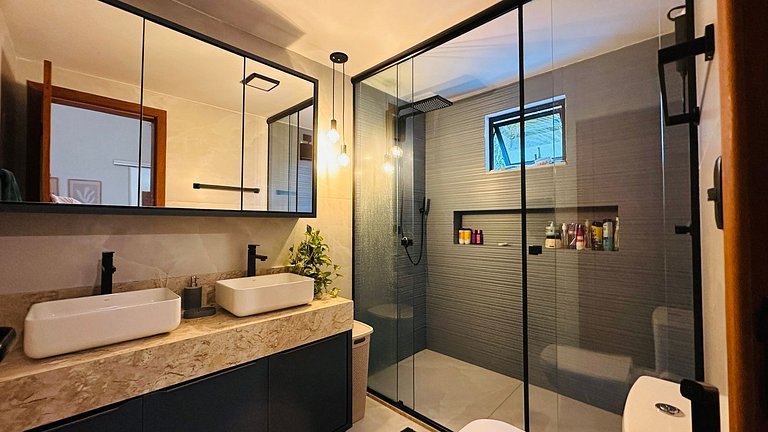 Casa individual com piscina apenas 100m da praia