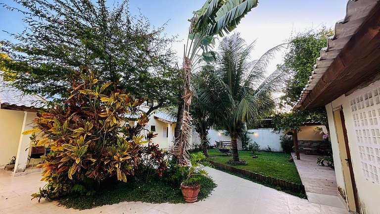 Casa individual com piscina apenas 100m da praia