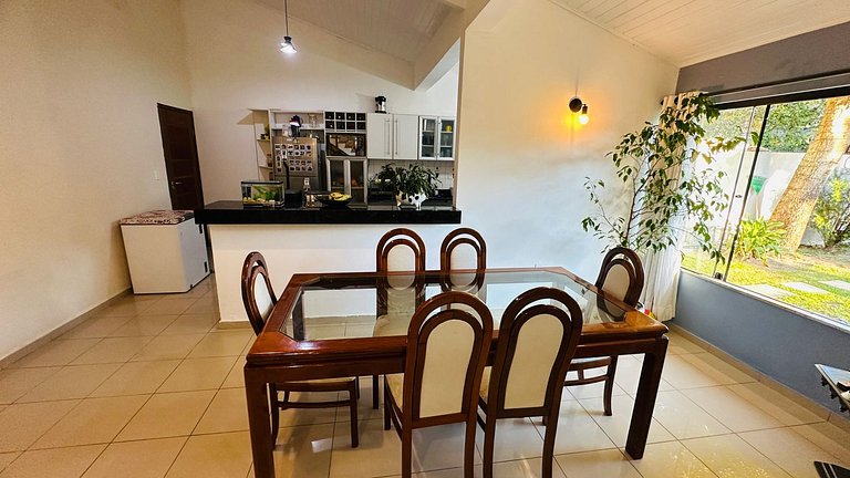 Casa individual com piscina apenas 100m da praia