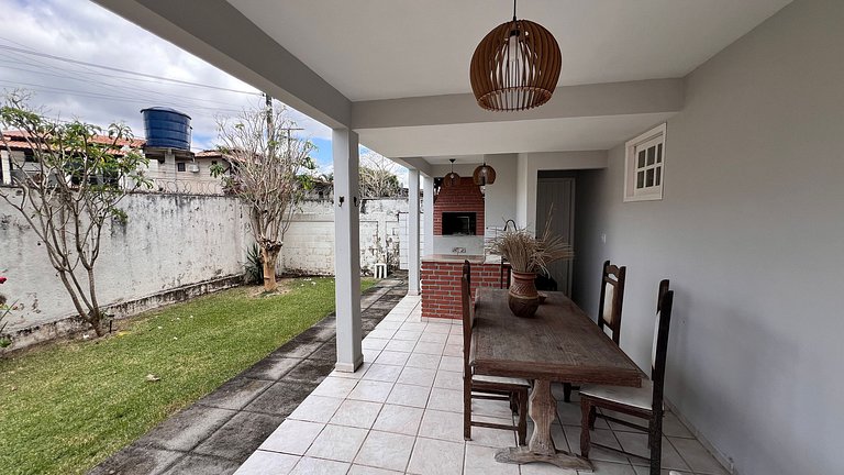 Casa individual apenas 650m da praia