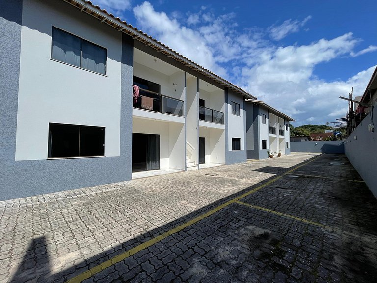 Cond arpoador perto da praia