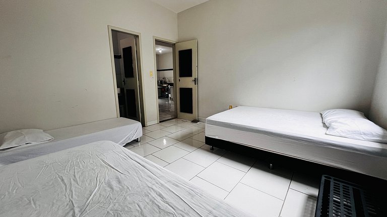 Cond arpoador perto da praia