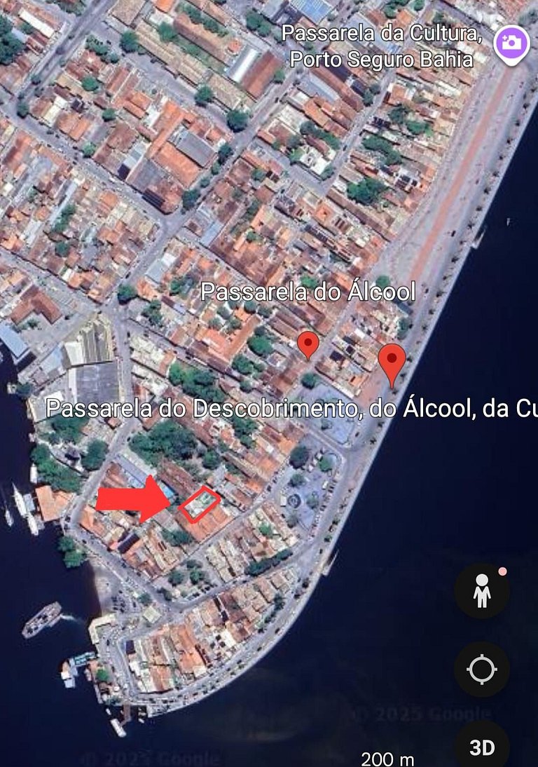 Casa localizada ao lado da balsa e da passarela