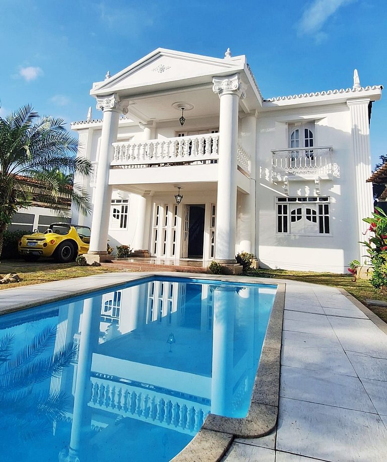 Casa localizada ao lado da balsa e da passarela