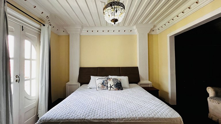 Casa localizada ao lado da balsa e da passarela