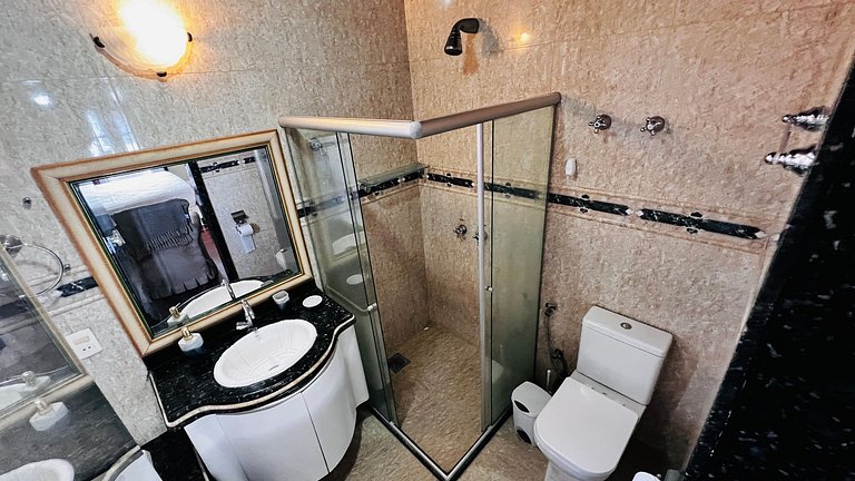 Casa localizada ao lado da balsa e da passarela