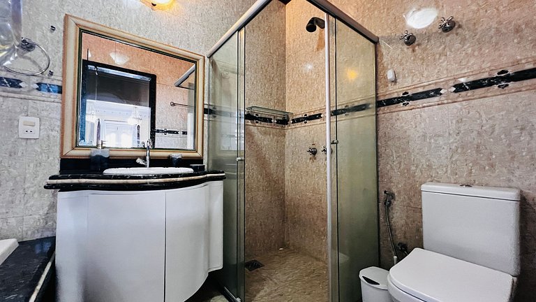 Casa localizada ao lado da balsa e da passarela