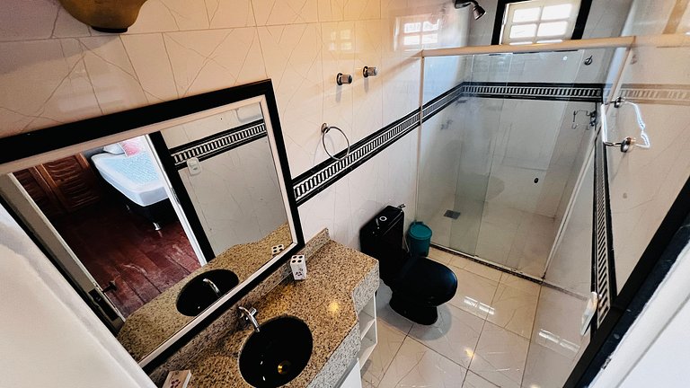 Casa localizada ao lado da balsa e da passarela