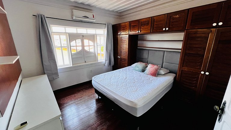 Casa localizada ao lado da balsa e da passarela