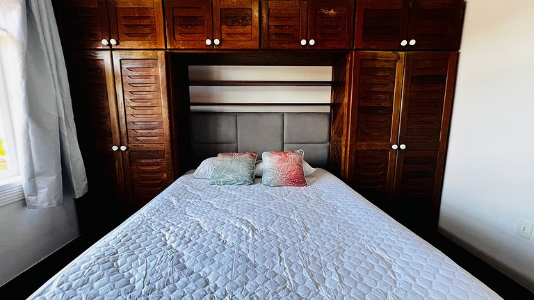 Casa localizada ao lado da balsa e da passarela