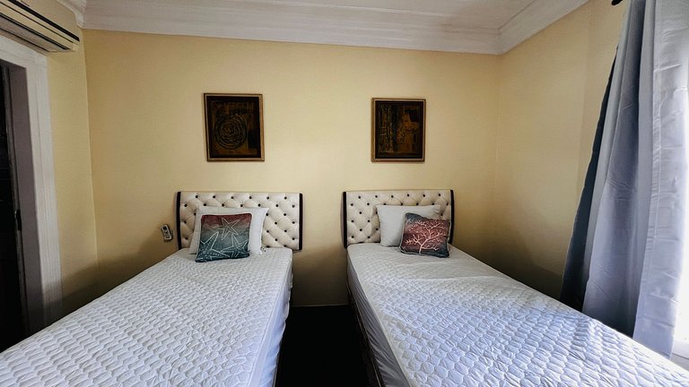 Casa localizada ao lado da balsa e da passarela