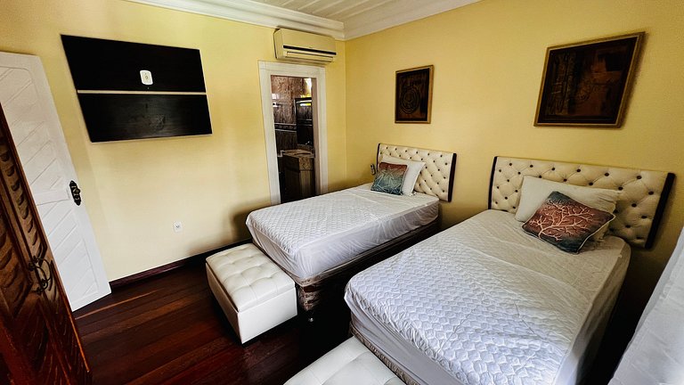 Casa localizada ao lado da balsa e da passarela