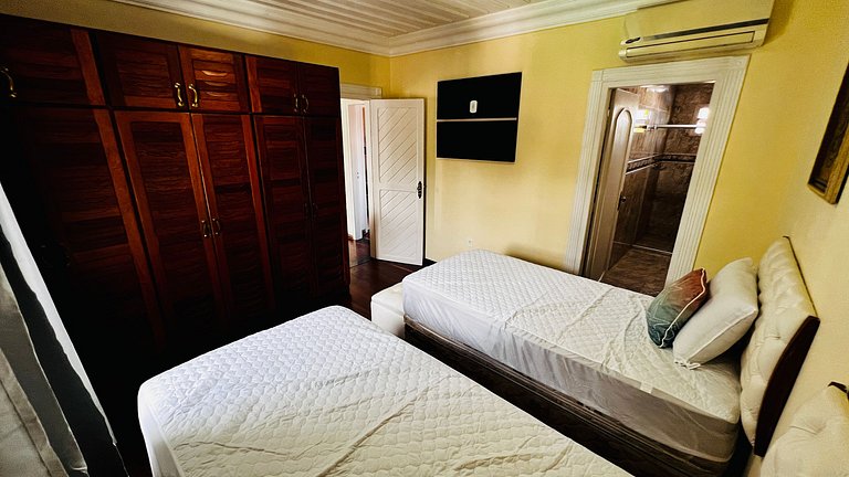 Casa localizada ao lado da balsa e da passarela