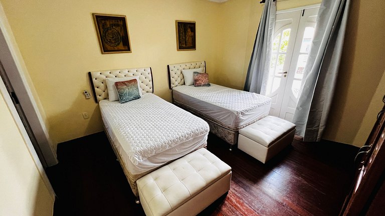 Casa localizada ao lado da balsa e da passarela