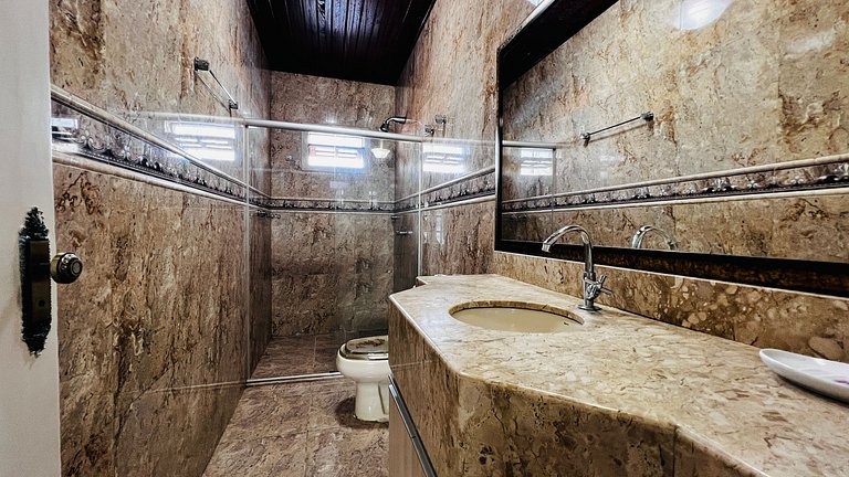 Casa localizada ao lado da balsa e da passarela