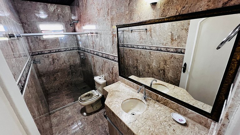 Casa localizada ao lado da balsa e da passarela