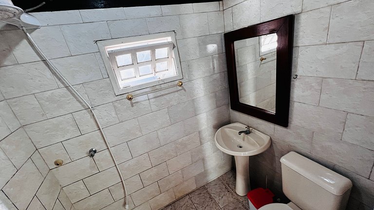 Casa localizada ao lado da balsa e da passarela