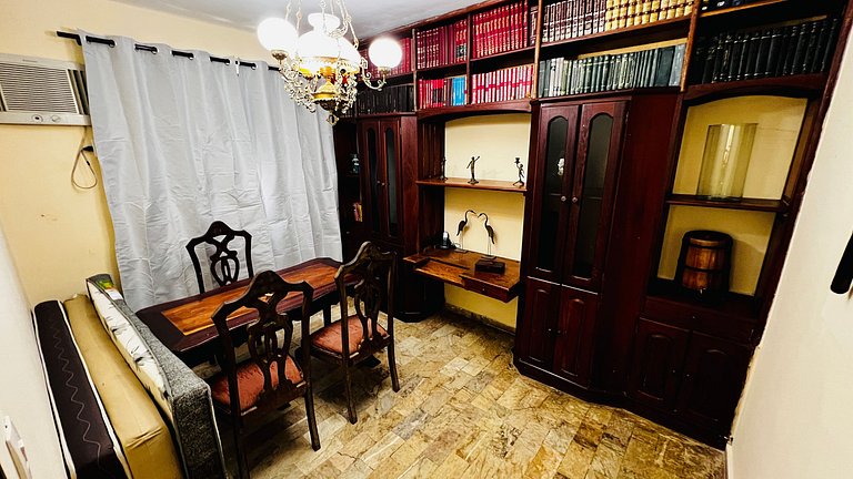 Casa localizada ao lado da balsa e da passarela