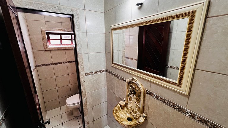 Casa localizada ao lado da balsa e da passarela