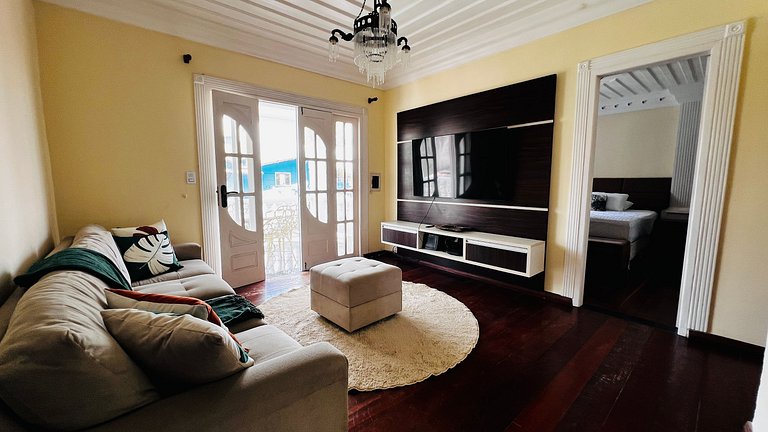 Casa localizada ao lado da balsa e da passarela