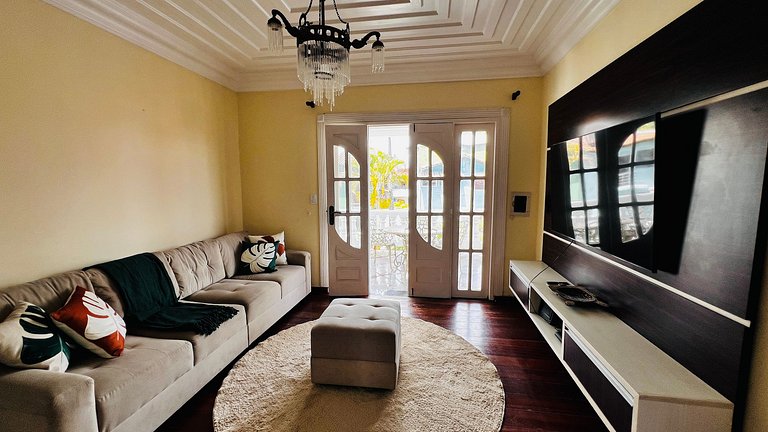 Casa localizada ao lado da balsa e da passarela