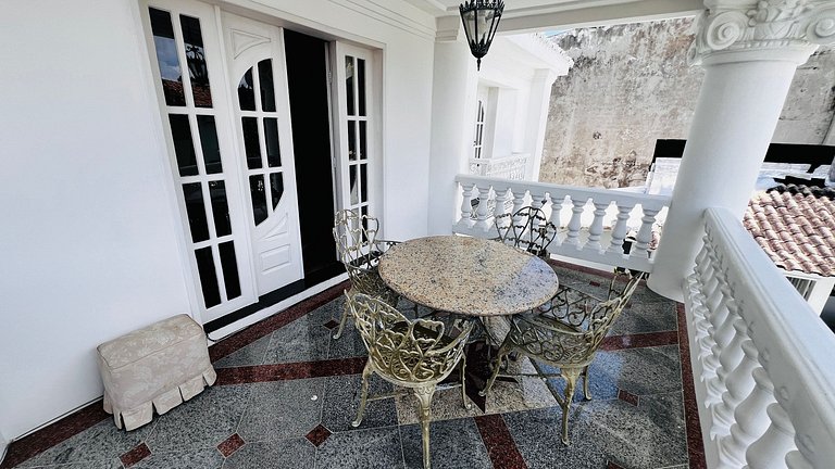 Casa localizada ao lado da balsa e da passarela