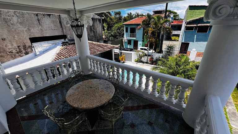 Casa localizada ao lado da balsa e da passarela