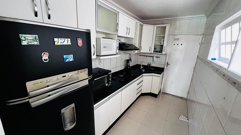 Casa localizada ao lado da balsa e da passarela