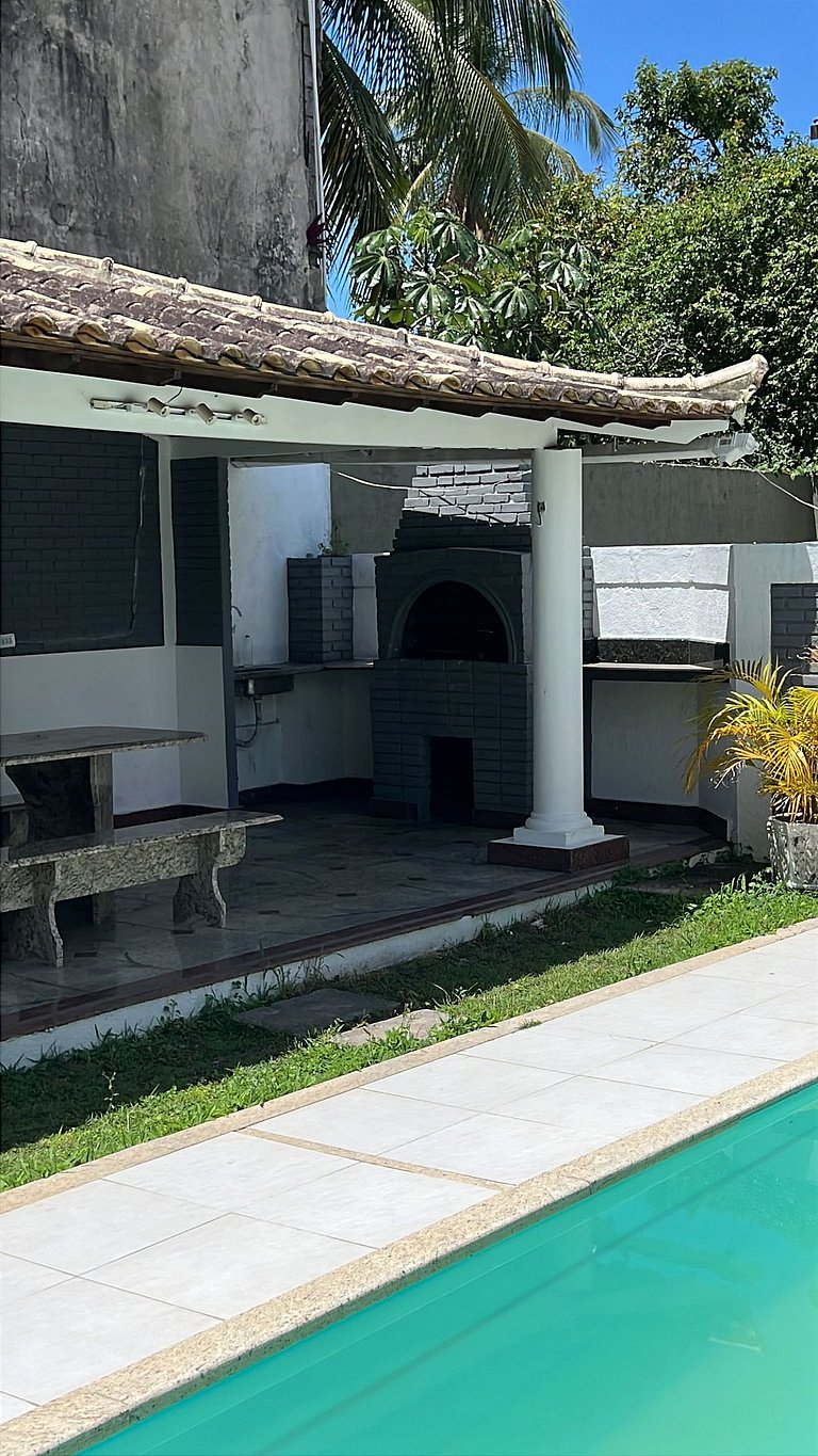 Casa localizada ao lado da balsa e da passarela