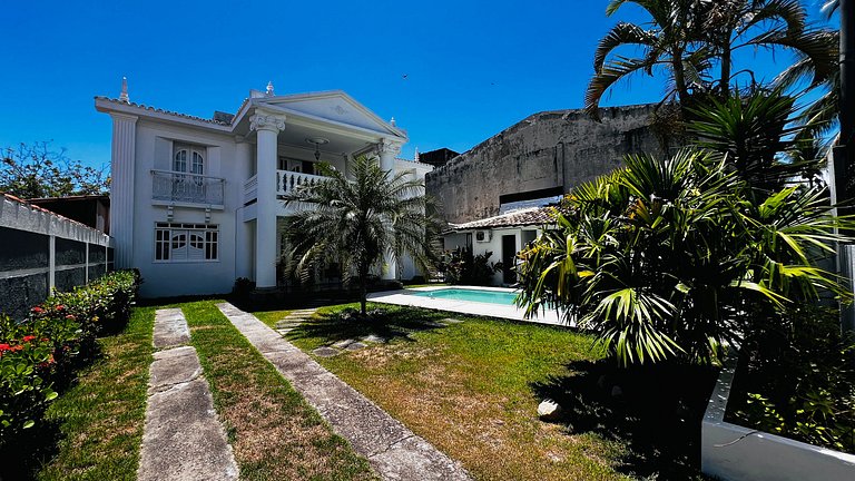 Casa localizada ao lado da balsa e da passarela