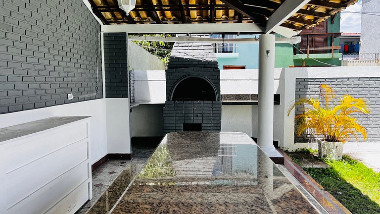 Casa localizada ao lado da balsa e da passarela