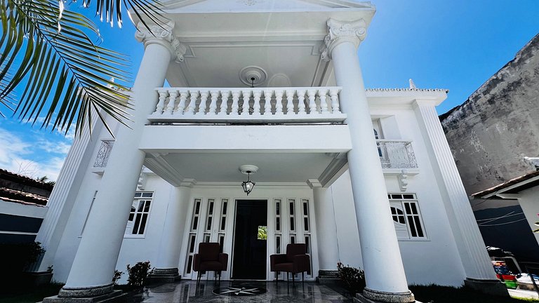 Casa localizada ao lado da balsa e da passarela