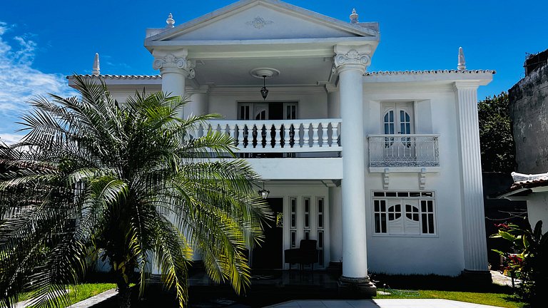 Casa localizada ao lado da balsa e da passarela
