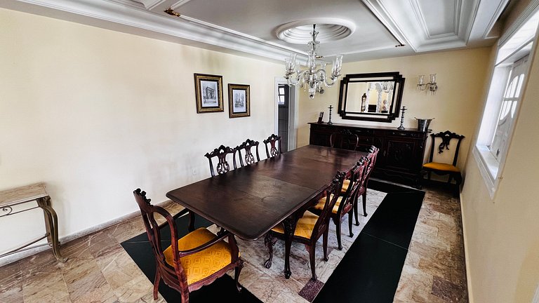 Casa localizada ao lado da balsa e da passarela