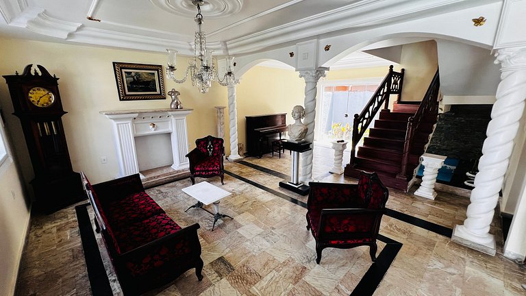 Casa localizada ao lado da balsa e da passarela