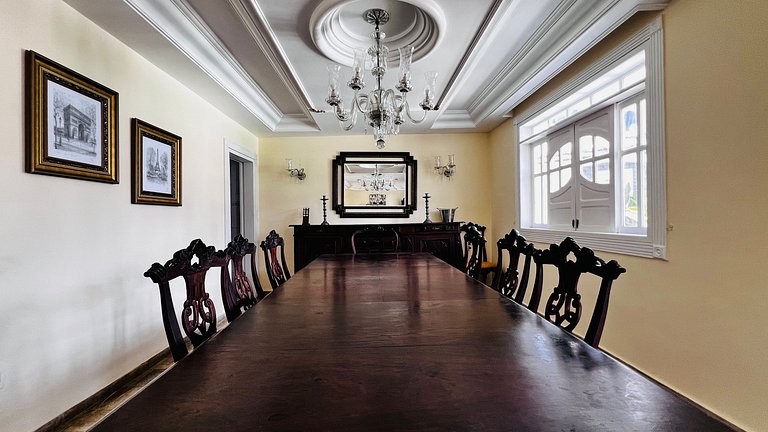 Casa localizada ao lado da balsa e da passarela