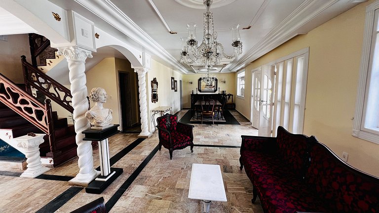 Casa localizada ao lado da balsa e da passarela