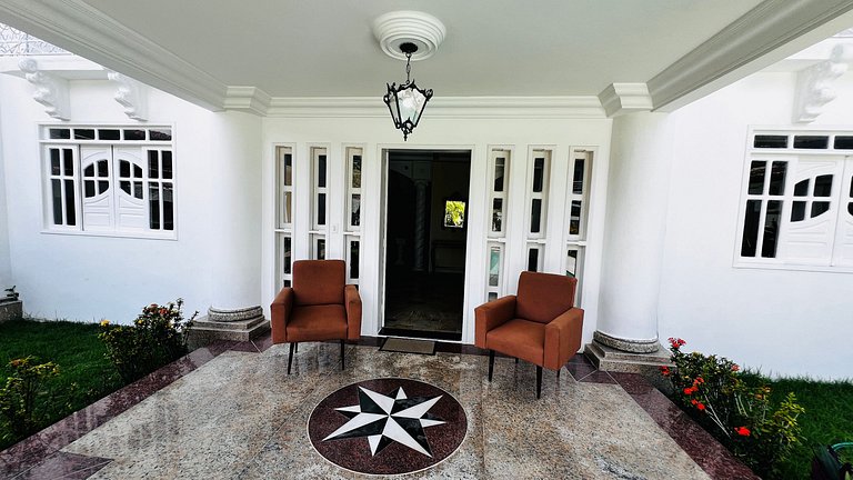 Casa localizada ao lado da balsa e da passarela