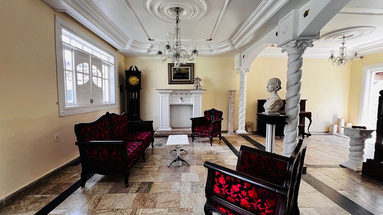 Casa localizada ao lado da balsa e da passarela